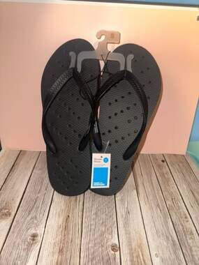 Room Essentials Black Shower Shoes Flip Flops Size S (Women's 8/9, Men's 7/8)